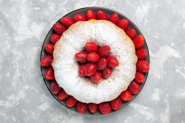 蛋糕俯瞰美味草莓派与糖粉上的白色盘子水果味美味