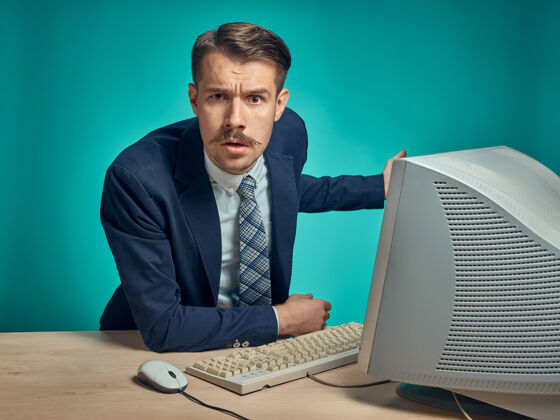 不开心年轻的商人在办公室使用电脑年轻办公室工作
