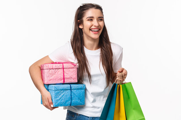 购物一个拿着购物袋的年轻女子模特女人表情