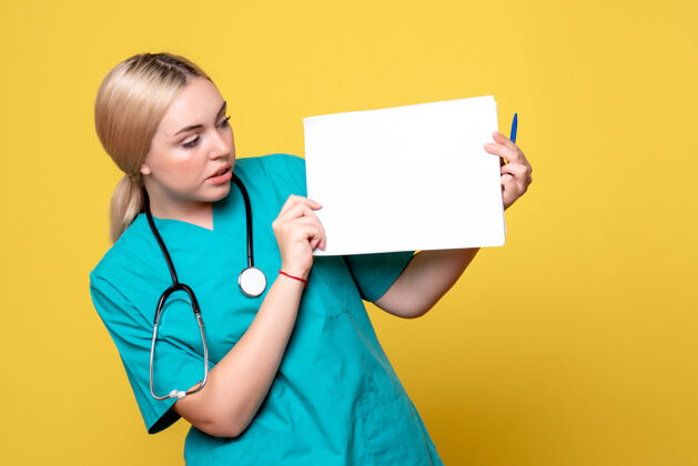 纸张前视图女医生拿着不同的文件 大流行的健康医疗covid-19医院护士病毒不同海报流行病