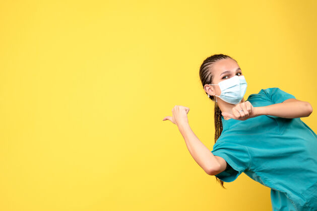 复制空间正面图：身穿医用衬衫和面罩的女医生 大流行病毒健康医院的彩色护士健康流行病快乐