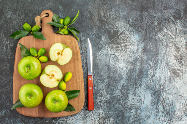木材顶部特写查看苹果和柑橘类水果上的木板刀刀营养健康