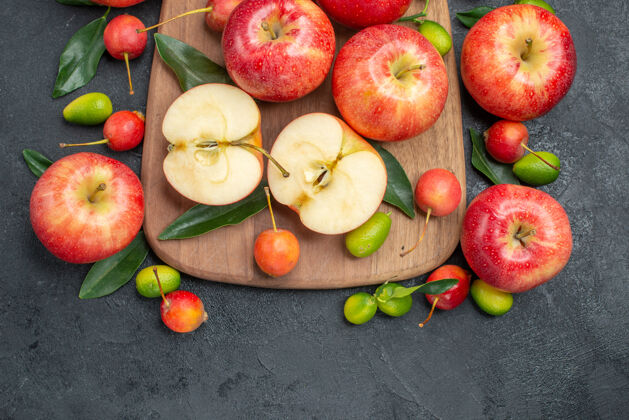 营养顶部特写查看水果柑橘水果旁边的苹果和樱桃板上多汁食品樱桃