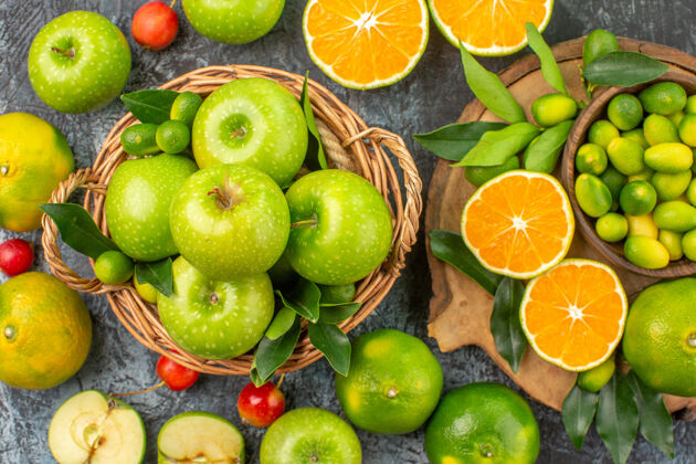 食品顶部特写镜头苹果柑橘类水果在板上苹果与树叶在篮子樱桃健康酸橙可食用水果