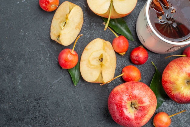 多汁顶部特写查看水果一杯茶苹果樱桃叶茶可食用水果健康