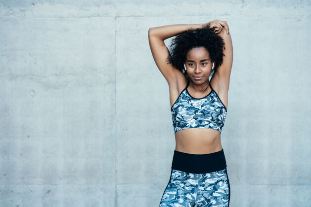 肖像在户外运动前 一位非洲运动女性在伸展和热身活动锻炼健身房