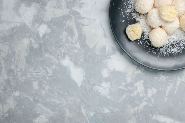 糖果顶视图椰子糖内板上的白色椰子桌子桌子