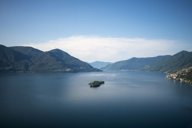 阿尔卑斯山瑞士提契诺阳光下的马焦尔阿尔卑斯湖被布里萨戈群岛环绕自然瑞士瑞士