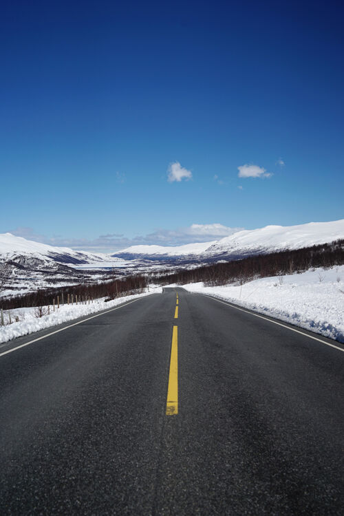 冬天通往美丽雪山的道路路路冷