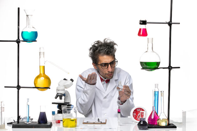 化学正面图身穿医学服的男科学家拿着白色背景上的空烧瓶化学健康冠状病毒-实验室病毒研究实验室视图