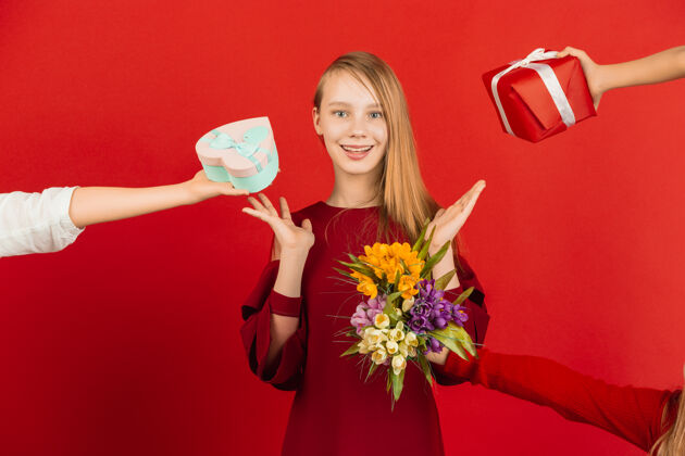 人情人节庆祝活动快乐 可爱的白人女孩隔离在红色工作室背景肖像浪漫童年
