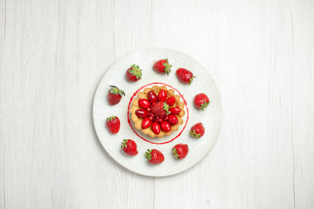 晚餐顶视图美味的蛋糕与水果在一个白色的桌子盘子里桌子托盘甜点