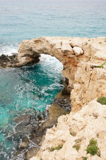 天空塞浦路斯海岸的石头和小山温泉清晰国家