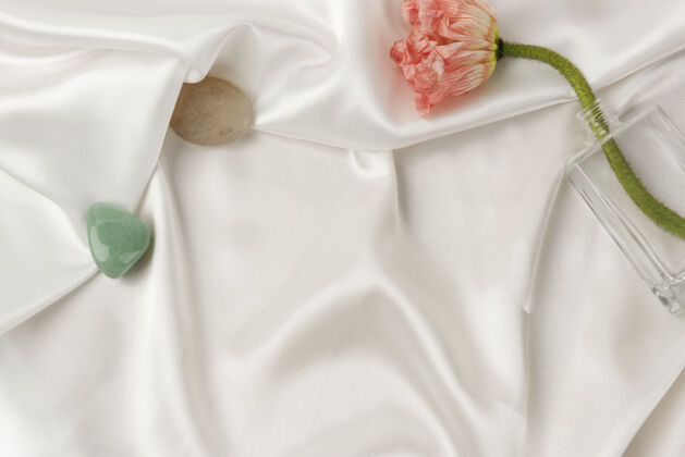花康乃馨罂粟花在白色织物纹理背景花瓶装饰瓶花