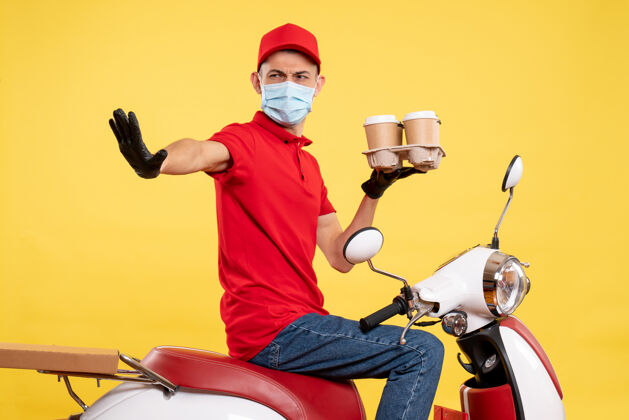 面具正面图：身穿红色制服 戴着咖啡面具的男性信使 黄色工作服 工作服 食品服务病毒男人病毒食物