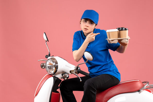 咖啡正面图女信使骑在自行车上拿着咖啡杯穿着粉色制服上班族食品服务粉色食物工作