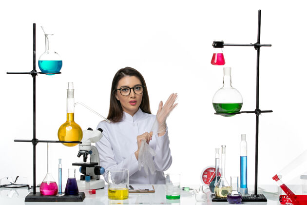 工作前视图穿着白色医疗服的女化学家正在处理白色背景的科学冠状病毒-大流行实验室病毒的解决方案实验室病毒成人