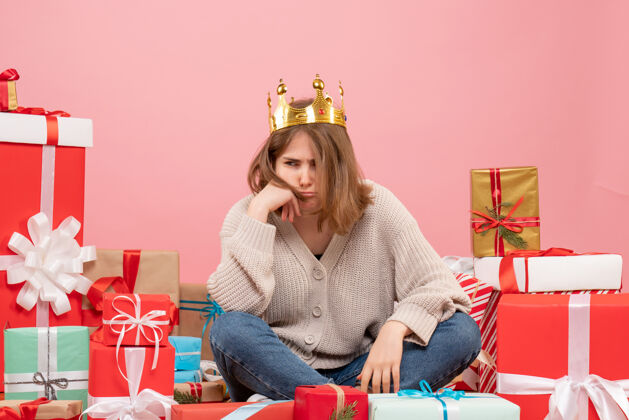 年正面图年轻女性围坐在圣诞礼物旁边情感休闲礼物