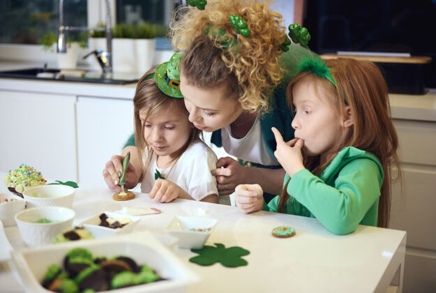孩子家庭装饰饼干在厨房女儿女孩兄弟姐妹