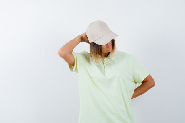 女性年轻的女士手放在头上 手放在后面 穿着t恤 戴着帽子 面带沉思前视图健康亚洲而