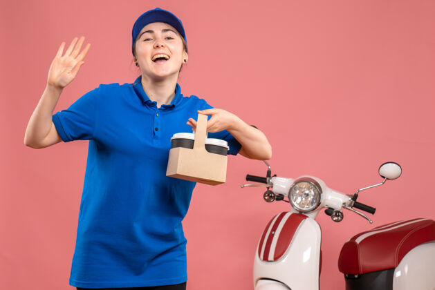 微笑正面图：女快递员带着咖啡 骑着粉色的工作服服务工自行车成人正面制服