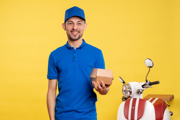 高尔夫正面图男快递员拿着黄色的小食品包工作服颜色服务制服自行车工作服送货员送货包装颜色