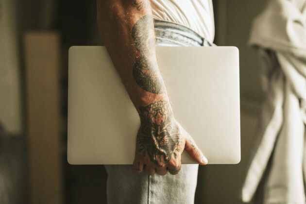 纹身带着笔记本电脑的纹身男人电脑人人