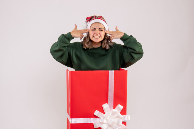 礼物礼物盒内年轻女性的正面图服装里面圣诞节