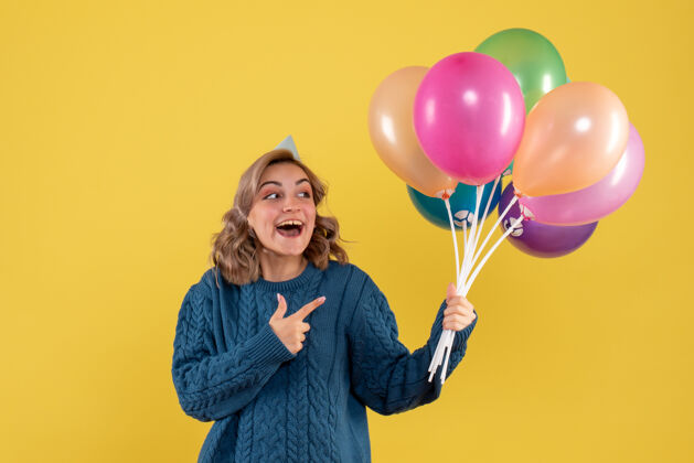 庆祝正面图：带着彩色气球的年轻女性五颜六色气球情感
