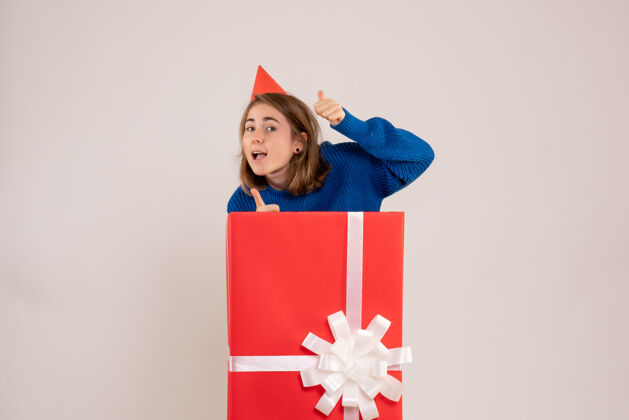 女人正面图红色礼品盒内的年轻女性礼物盒子庆祝