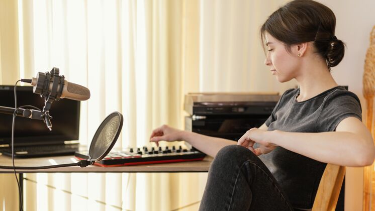 声音有创意的女人在家练习音乐激情音符制作