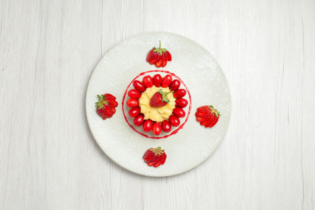 瓷器俯瞰美味的水果蛋糕在浅白色的桌子上甜点帽子碗