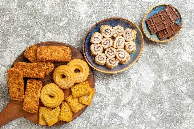 糕点俯视美味蛋糕糖果和饼干的白色背景筒子食物背景