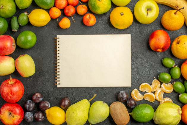 水果顶视图水果组成新鲜水果在灰色的办公桌上苹果健康水果成分