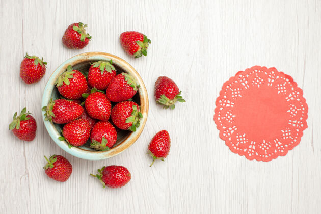 盘子顶视图新鲜的红色草莓在白色桌子上的盘子里浆果里面成熟