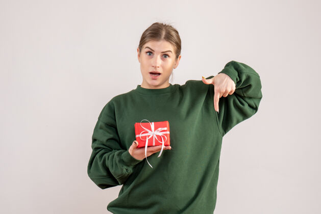 套头衫前视图小圣诞礼物年轻女性圣诞节情感年轻