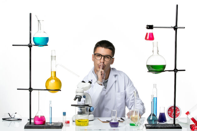 科学前视图穿着白色医疗服的男性化学家在白色背景上摆姿势病毒实验室-疾病科学专业疾病实验室