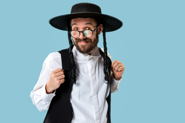 东正教一个年轻的东正教犹太男子的画像信仰帽子犹太人
