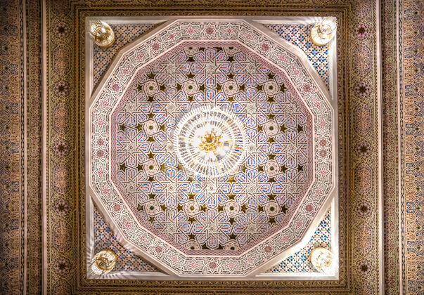 寺庙美丽的天花板与伊斯兰传统宗教装饰伊斯兰清真寺天花板
