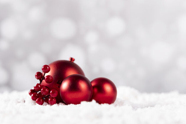 球白色背景上的圣诞红球特写镜头背景装饰特写