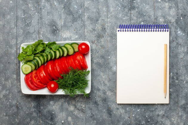 西红柿顶视图新鲜西红柿切片优雅设计沙拉在灰色的办公桌上优雅设计健康