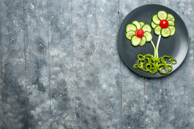 圆盘顶视图新鲜黄瓜花设计沙拉灰色空间图案材料花