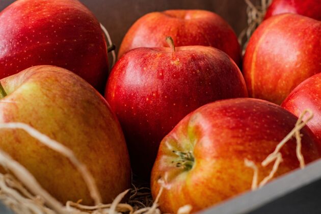 农业一堆看起来很好吃的红苹果的特写镜头多汁的颜色农业