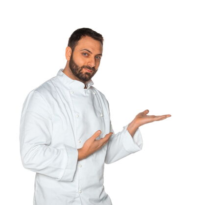 外套年轻的厨师穿着白色制服 白墙上没有帽子胡须支持厨师