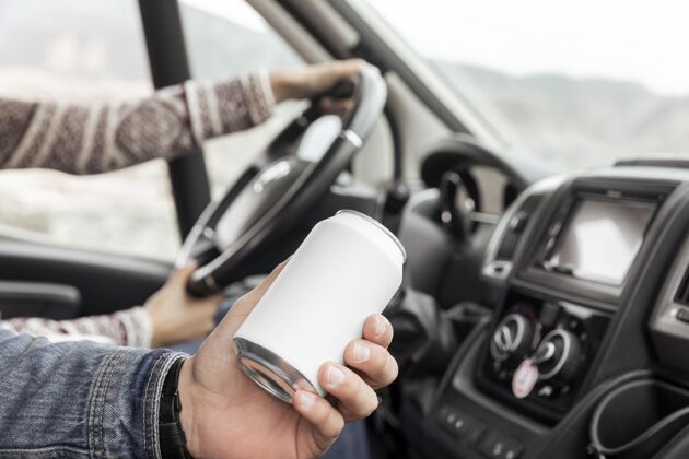 旅行特写手拿汽水罐在车里生活方式放松特写