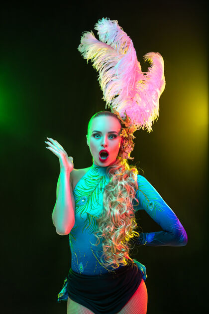 化妆舞会美丽的年轻女子在狂欢节和化装舞会服装在五颜六色的霓虹灯格拉斯魅力特内里费