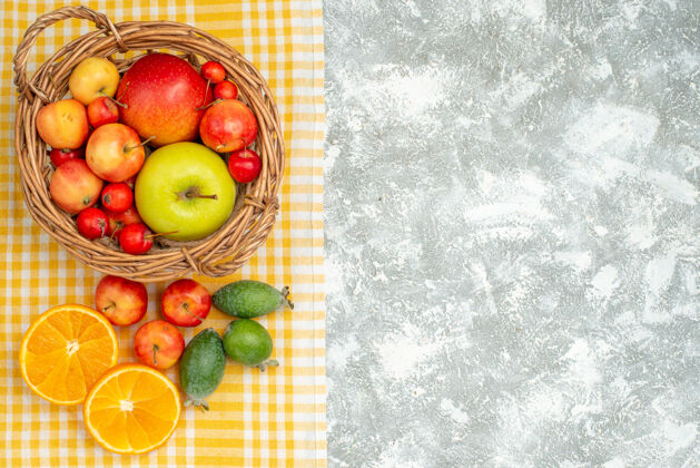 减肥顶视图水果组成李子和苹果的白色空间健康醇香柑橘