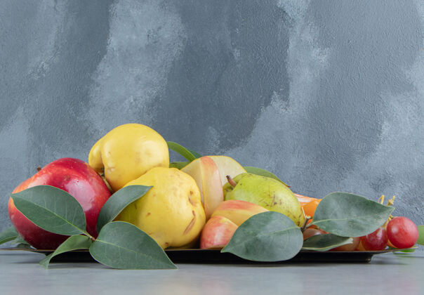 葡萄各种水果捆在一起放在大理石上饮食苹果营养