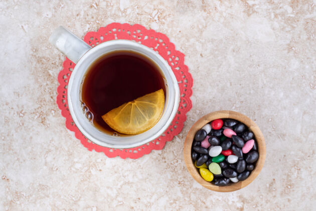 糖果一杯茶放在桌布上 配上各式各样的糖果美味风味美味