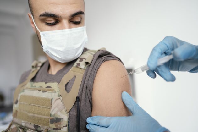 诊所军人正在接种疫苗健康疾病感染